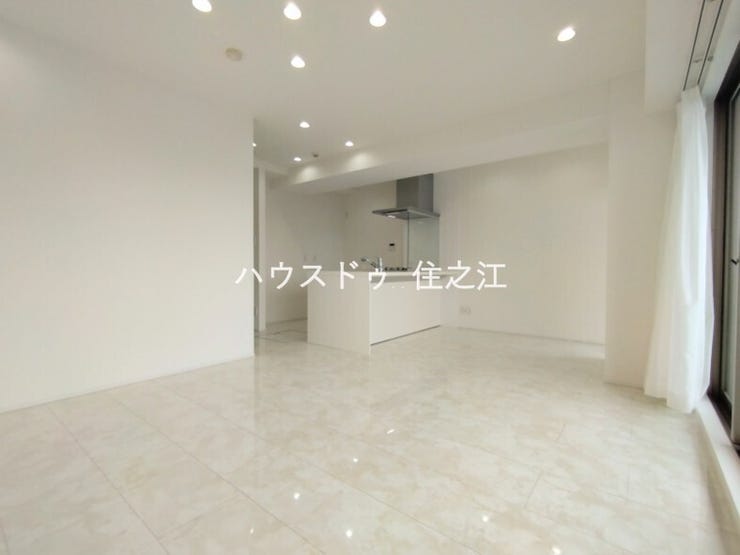 ソファーやダイニングテーブルを置いてもゆとりのある広さのリビングです