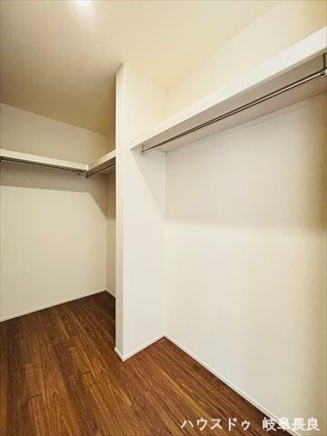 ≪6.7帖洋室≫
ご家族全員の衣類をまとめて収納できる大容量のクローゼット。家事動線もスムーズになり、整理整頓の習慣とゆとりのある暮らしをサポートします。