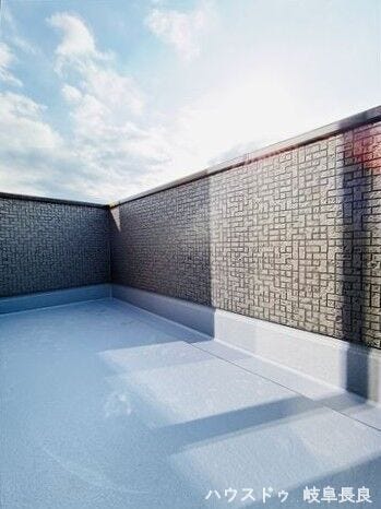 ≪南西≫
急な雨でも洗濯物が濡れにくいインナーバルコニー。観葉植物などを置いて癒しのリラックス空間にするのも素敵ですね。