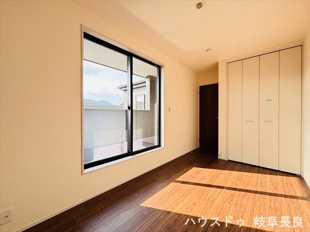 ≪5.6帖≫
南側の洋室は、日差しがたっぷりと降り注ぎ、明るく開放的な空間で、朝の光を感じながら爽やかなスタートが切れる場所です。