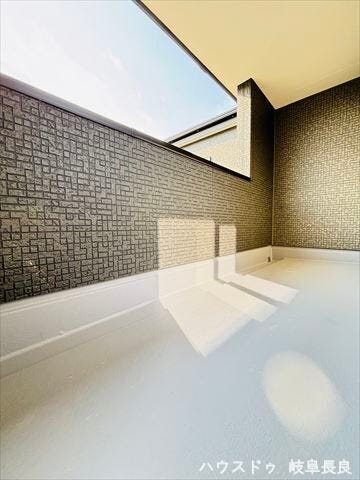 ≪南東≫
日当たりの良いバルコニーは、ガーデニングや趣味のスペースとしても活躍します。外の景色を眺めながら、日常にちょっとしたゆとりをもたらす、心地よい場所です。