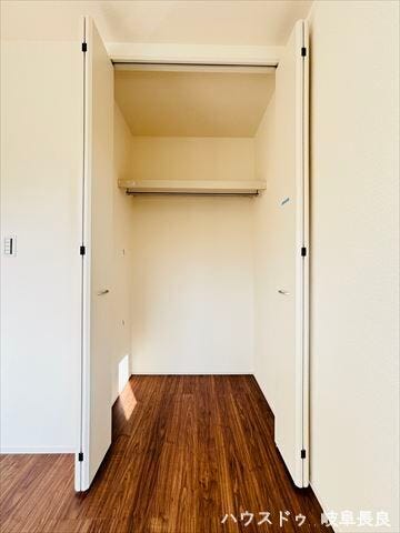 ≪5.2帖洋室≫
ハンガーパイプや枕棚があらかじめついているので、サッと片づける事が出来ます!