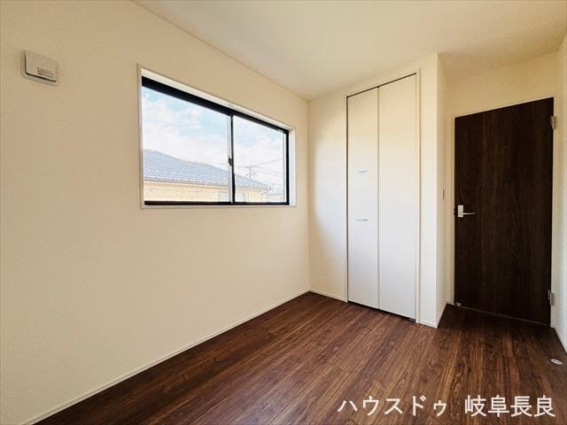 ≪4.4帖≫
北側の洋室は、自然光が穏やかに差し込み、落ち着いた雰囲気の中でゆっくりとくつろげる静かな空間です。