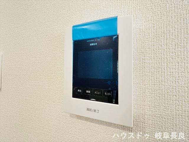 ≪モニター付きインターホン≫
インターホンにモニターが付いているので、玄関まで行かずに来客の対応が出来ます!