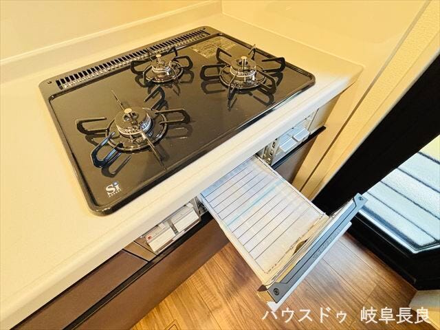 ≪コンロ≫
三ツ口コンロで複数の料理を同時進行でき、グリル付きで焼き料理も手軽に。料理の効率を格段に上げる、快適な調理環境で、忙しい毎日の食卓をサポートします。