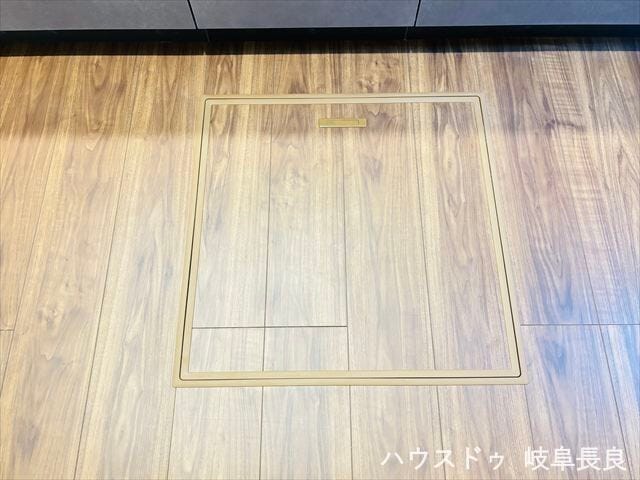 ≪床下収納≫
キッチンの足元に設けた床下収納は、梅干しや根菜、調味料などのストックに最適です。生活空間を邪魔せず、収納力を高める、賢くて便利な隠れた収納です。