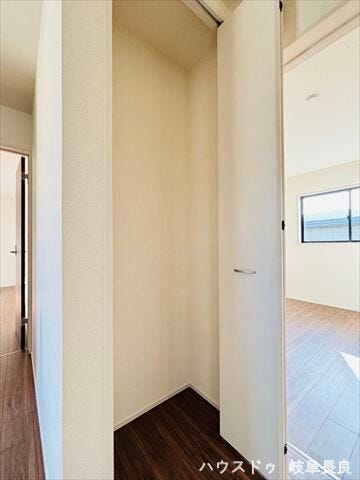 ≪2F廊下≫
各階で使う日用品や掃除用具の収納に便利な2階廊下収納。必要なものがすぐに取り出せ、居住空間を常に快適で綺麗に保てます。