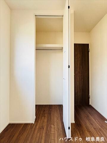 ≪4.4帖洋室≫
お部屋を広く使うためのスリムなクローゼットです。衣類を重ねずに整理でき、何がどこにあるか一目でわかり出し入れもスムーズです。