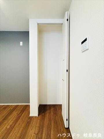 ≪キッチン横≫
キッチン横には収納スペースがあり、ストック品などたくさん収納可能◎キッチンもすっきりとお使いいただけます。