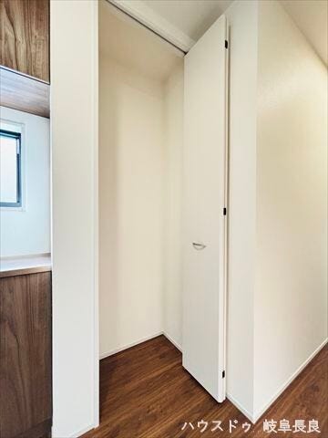 ≪玄関横≫
掃除機などの背の高いものや、お出かけ時に必要な日用品をまとめて保管できます。玄関周りを常にすっきり保てます。