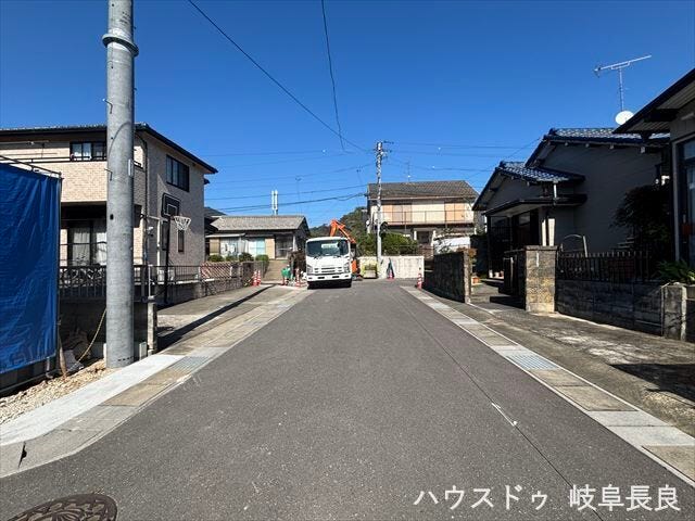 ≪東側北向き≫
2台の車がすれ違うことが出来る道幅です。車の出し入れもゆったりとする事が出来ます。