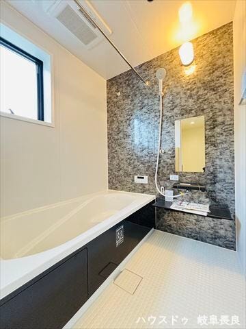 壁の色に変化をつけているので、明るさを保ちつつも落ち着いた印象の浴室です。広々としたバスタブは1日の疲れをリフレッシュ出来そうですね。