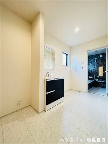 玄関すぐの洗面室は、帰宅後の手洗いもスムーズです。キレイな手でリビングや各居室へ向かえるので衛生面でも安心ですね。