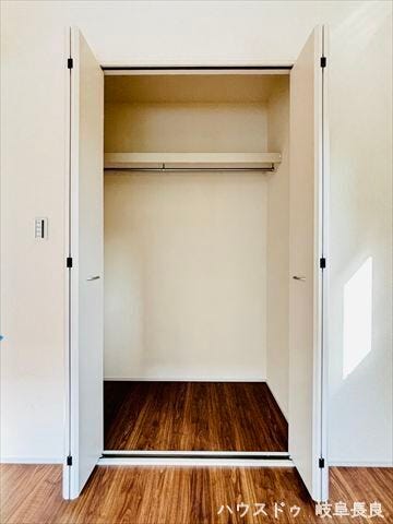 ≪4.5帖洋室≫
扉を閉めれば中は見えないすっきりとしたクローゼットです。たっぷりの衣類を収納しても、お部屋の生活感を隠し、常に整った美観を保てる機能的な収納です。