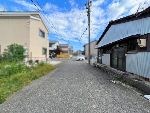 幅員約6mの前面道路です。道路幅が広いので、向かいの住宅とも距離があるため日当たりも確保しやすいです。
(2025年10月17日 撮影)