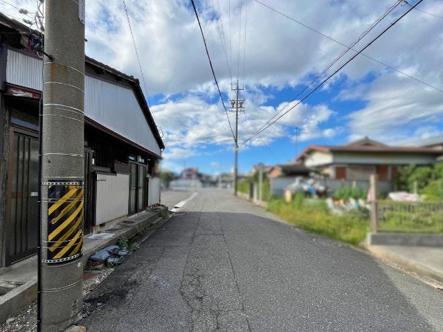 幅員約6mの前面道路です。お子様と手を繋いで歩いている横を車が通り抜けれる道幅となっています。安心してお子様と一緒にお出掛けする事が出来ます。
(2025年10月17日 撮影)