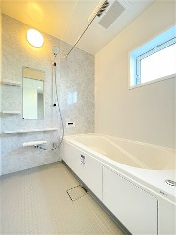 明るくのびのびと入浴できる浴室。
浴室乾燥機付きなので雨の日のお洗濯物干し場に困る事もなさそうです。
しっかりと換気ができるのも嬉しいですね。