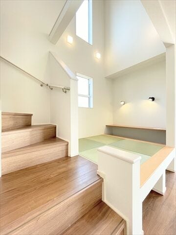 【マルチスキップ2.5帖・リビングイン階段】
柔らかであたたかな感触の畳は
ほどよく湿気を吸ってくれるので、直接肌に触れても快適です。
お昼寝の場所にも最適です。