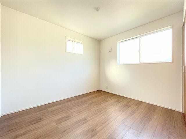 2面の窓からしっかり採光を感じることができます。
起床したら、空気の入れ替えなどで1日を始めてもいいですね。