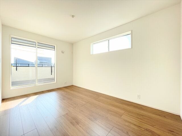 バルコニーへ出入りのすることが出来るお部屋です。
お部屋の中には南向きの窓から暖かな光と風が入り込む素敵な空間になります。