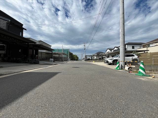 幅員約9mの前面道路です。普通車が余裕を持ってすれ違うことの出来る道幅です。もちろん、大型車も余裕を持って通行出来ます。