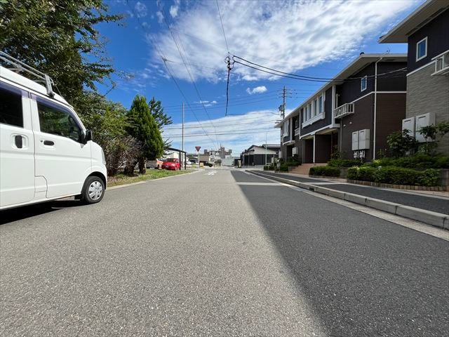 幅員約9mの前面道路です。広々としていて、街並みが開放的で圧迫感がありません。