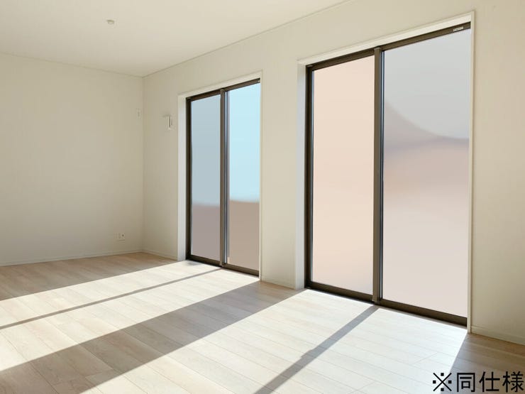 ※同仕様
◎現地案内予約受付中!◎
大きな窓から明るい陽がたっぷりと射し込む広々リビング♪