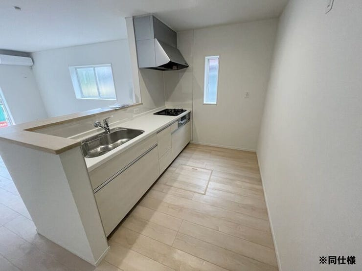 ※同仕様
◎現地案内予約受付中!◎
奥行きのあるキッチンは複数人で料理をしてもゆとりがありそう!