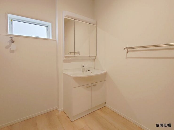 ※同仕様
◎現地案内予約受付中!◎
洗面台には鏡裏収納付きで、普段使う小物もすっきり収納できます◎