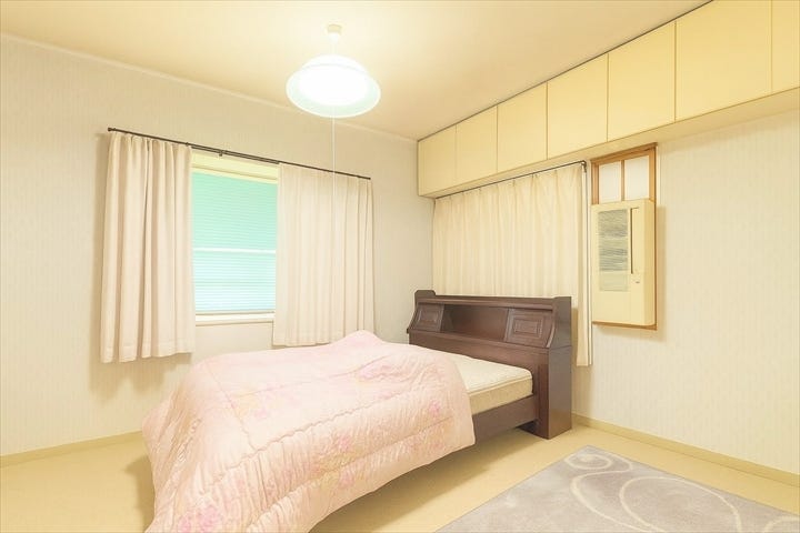 ベット、勉強机、ドレッサー、おしゃれな照明を設置して
居心地の良い空間にできそうです◎