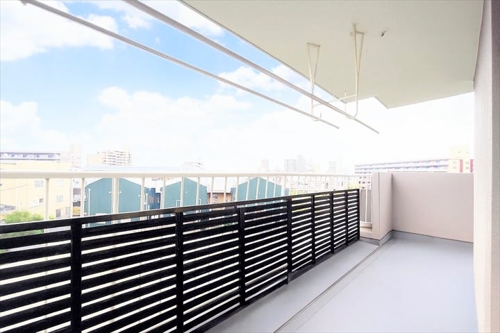 洗濯物を干すだけではなく、おしゃれに活用できれば生活がもっと豊かになります。
光もたっぷり差し込むため、部屋の奥まで自然光が明るく照らします。