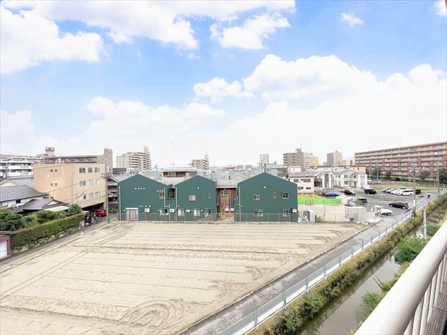 仕事中の気分転換のスペースとして活用できそうです。
人を感知するセンサー付きの照明の設置を検討してもいいでしょう。