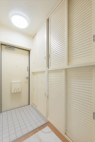 玄関には収納棚が設置されています。
家族全員分の靴など片付けておけるので
スッキリとした空間を保てます◎