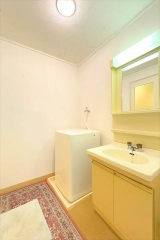 室内洗濯機置き場があるので、
汚れた洋服を洗面台で一度洗ったら
そのまま洗濯機に入れることが出来ます。