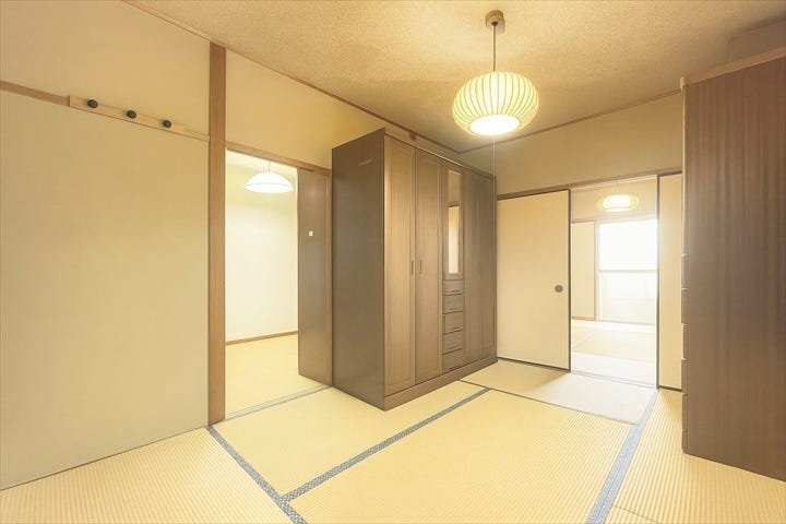 柔らかであたたかな感触の畳は
ほどよく湿気を吸ってくれるので、直接肌に触れても快適です。