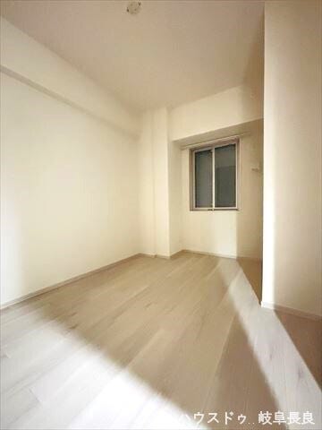 ≪5帖≫
夏場でも涼しく過ごせる北側のお部屋。家具の日焼けや紫外線劣化の心配もありません。