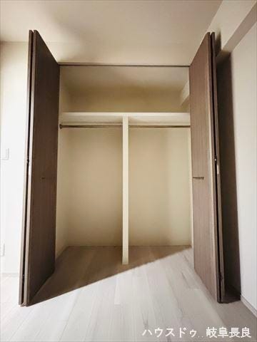 ≪5帖洋室≫
衣類をハンガーにかけて収納できるクローゼットを完備。衣替えの手間が少なく、お部屋をすっきりと使えるため、快適なプライベート空間づくりをサポートします。