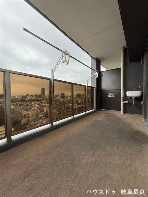 西側に広がるワイドバルコニー。奥行きが広いため、洗濯物を干すだけでなく、アウトドアリビングやガーデニングを楽しむなど、さまざまな用途に活用できそうですね♪