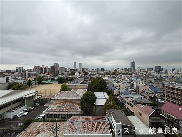 9階からの眺めは、気持ちが良いです。リフレッシュしたいときはバルコニーに出て、移り行く景色を眺めるのも素敵です。