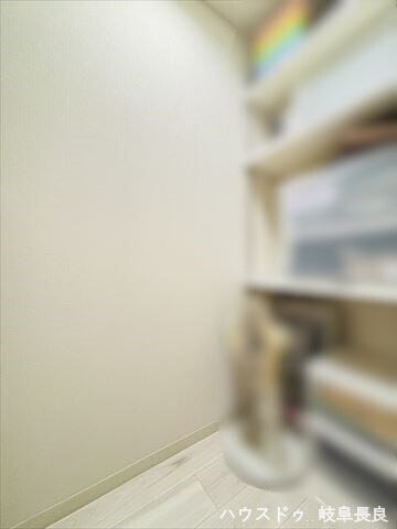 ≪廊下収納≫
かさばる日用品や季節の道具などをすっきりとしまえる便利な物入です。扉で中身を隠せるため、お部屋の生活感を抑え、常に整頓された空間を保てます。