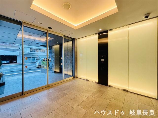 オートロックなので、住民以外の人々が無断で敷地内に入ることができないためプライバシーが守られます。これにより、安心して生活できます。