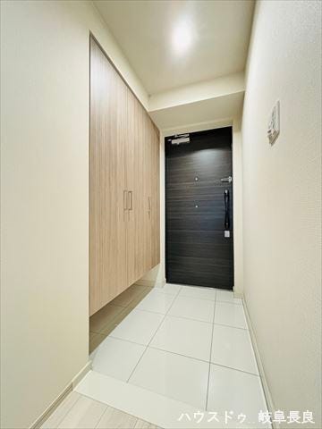 機能的な収納を備え、ご家族やお客様を心地よくお迎えします。住まいの第一印象をスタイリッシュに演出する空間です。