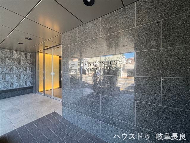 正面玄関であるエントランスは、訪問者が最初に訪れる部分でもあり、第一印象を決める顔ともいえる場所です。