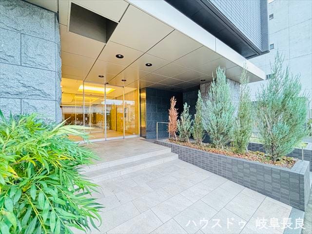 外から明るい日差しと風除けもできるエントランスになっています。