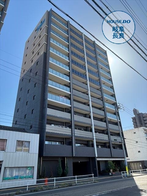 【外観】
名鉄各務原線「田神」駅、徒歩8分
岐阜バス「東金宝町」停、徒歩4分
学区:白山小学校、梅林中学校
2020年築13階建ての中古マンションです。