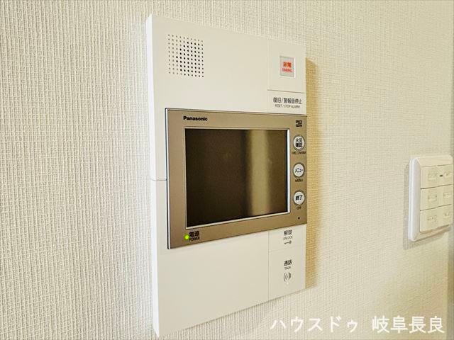 ≪モニター付きインターホン≫
インターホンにモニターが付いているので、玄関まで行かずに来客の対応が出来ます!防犯面でも安心ですね♪
