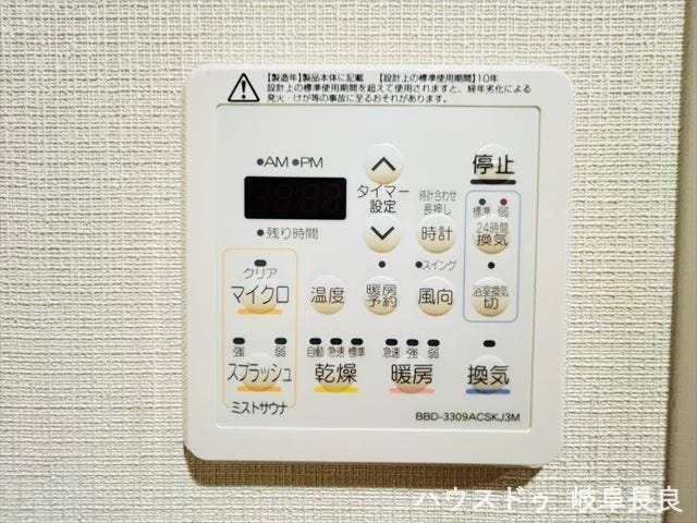 ≪浴室乾燥機≫
雨の日でも洗濯物の干し場に困りませんね。湿気を取り除いて、カビの抑制にも繋がります。