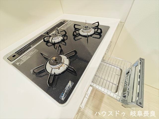 ≪コンロ≫
三ツ口コンロで複数の料理を同時進行でき、グリル付きで焼き料理も手軽に。料理の効率を格段に上げる、快適な調理環境で、忙しい毎日の食卓をサポートします。