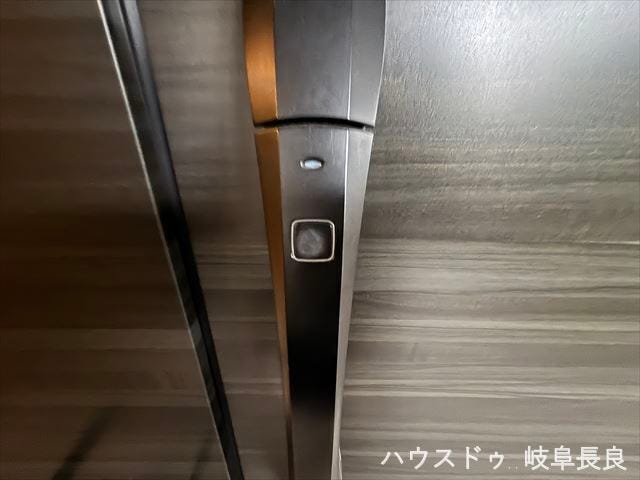 ≪スマートロック≫
重い荷物を持っていてもスムーズに解錠できて便利ですね。