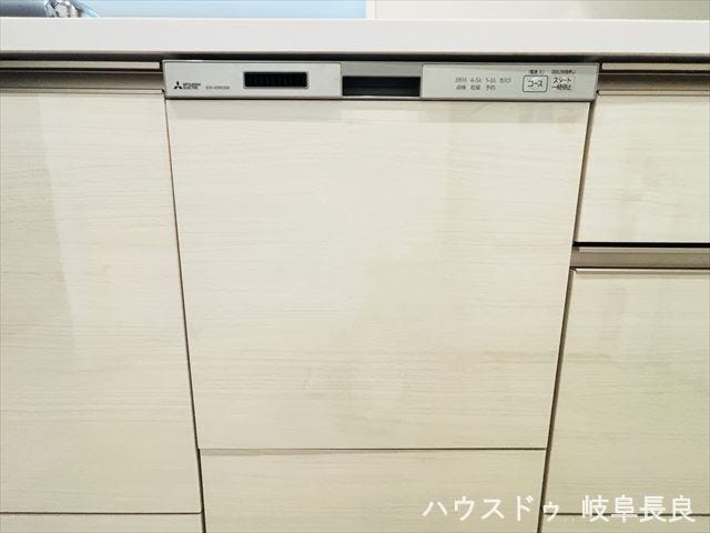 ≪食器洗浄乾燥機≫
バタバタと忙しい朝にはとても便利で助かる食器洗浄乾燥機がついています!日々の家事の手間を低減してくれます。